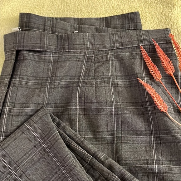 Grey, white, and navy plaid Dressbarn straight leg poly blend dress pants 22W - Picture 2 of 4